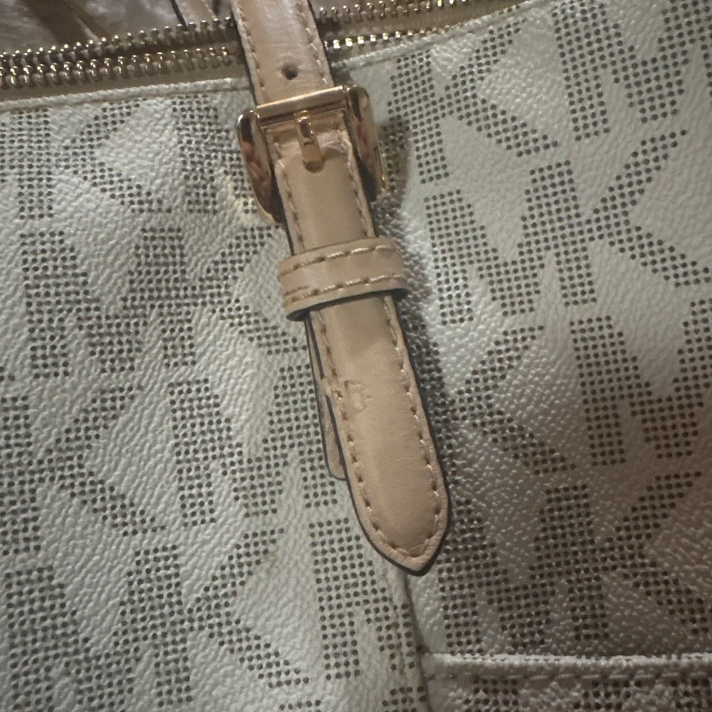 Michael Kors Jet Set Tote in Vanilla Logo | Gold Hardware - Picture 4 of 5
